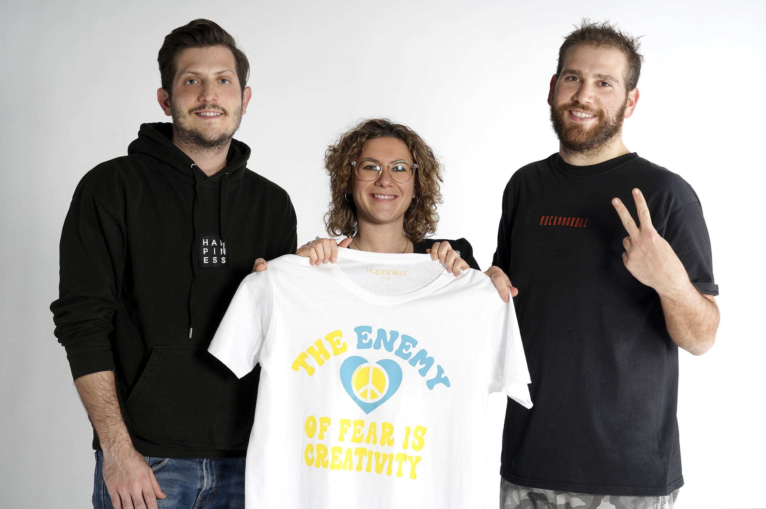 L’azienda d’abbigliamento riminese Happiness ha realizzato t-shirt per raccogliere fondi per la pace